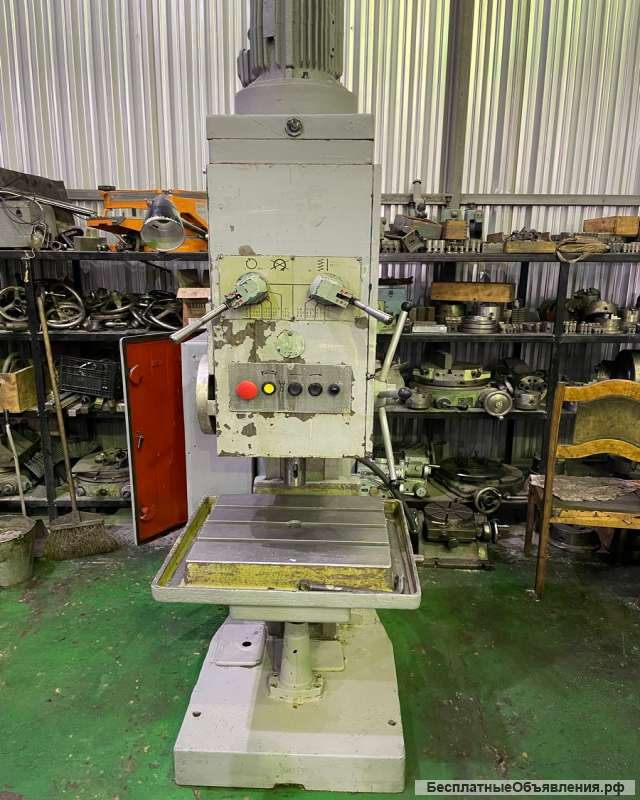 Вертикальный сверлильный станок 2н135-4