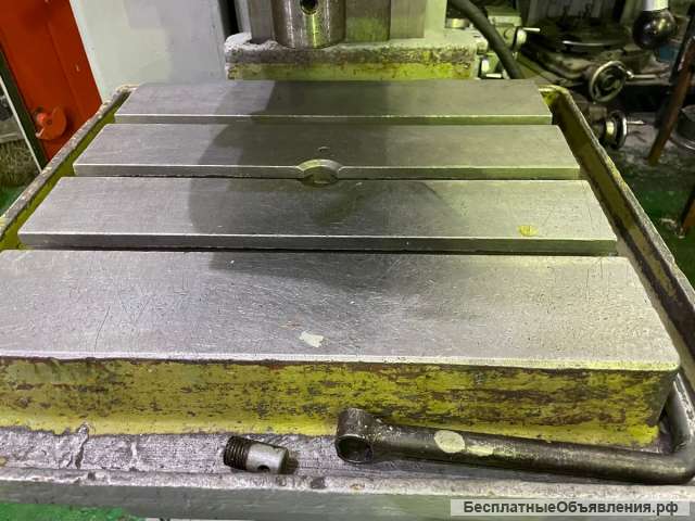 Вертикальный сверлильный станок 2н135-4