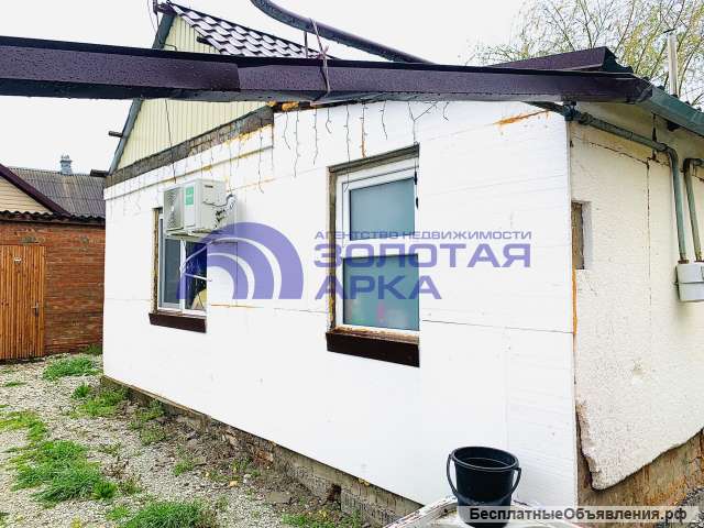 Дом с участком, уходящим к берегу реки