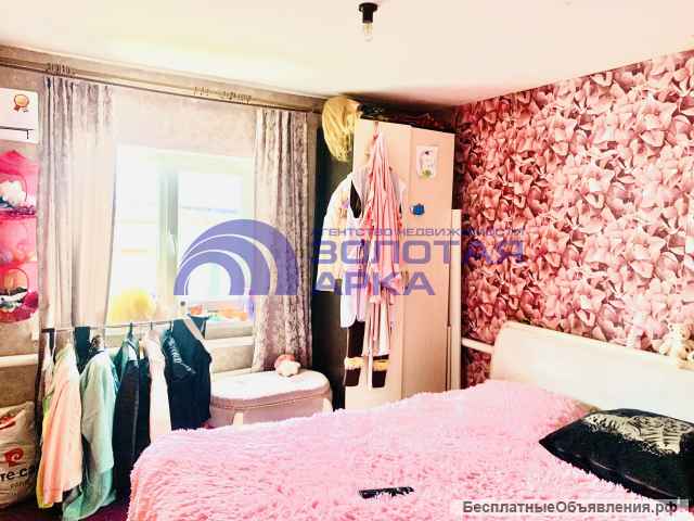 Дом с участком, уходящим к берегу реки