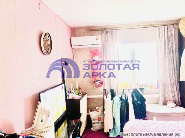 Дом с участком, уходящим к берегу реки