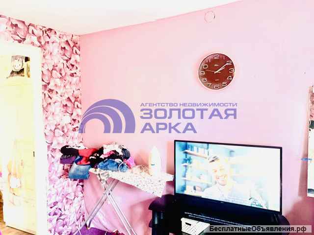 Дом с участком, уходящим к берегу реки