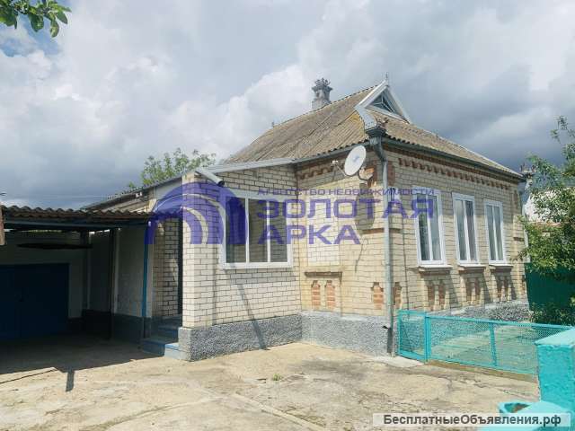 Недалеко от центра станицы продается добротный кирпичный дом
