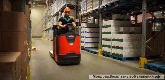 Работник склада. Сбор заказов продовольственного склада. Польша