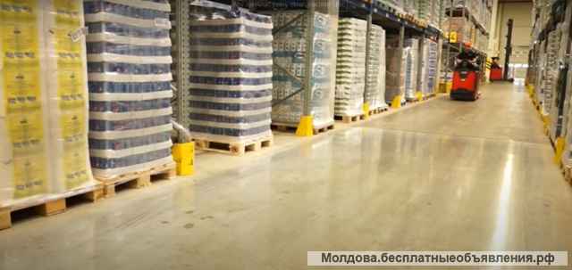 Работник склада. Сбор заказов продовольственного склада. Польша