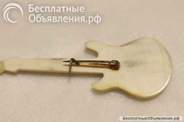 Значок электрогитара. Пластик. Состояние отличное.