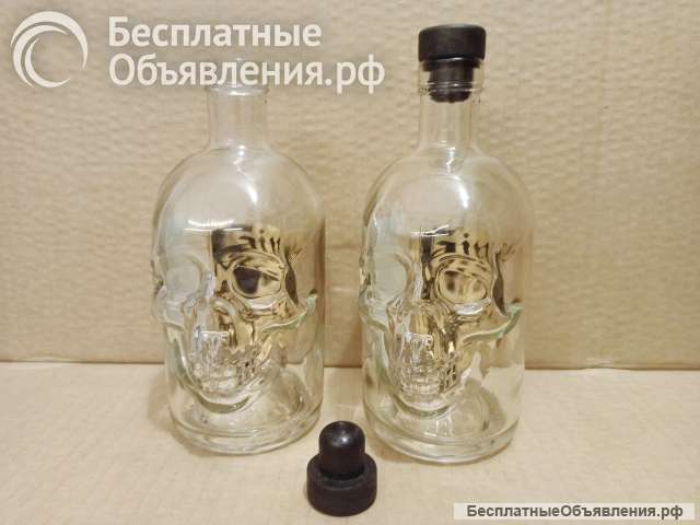 Чистые красивые бутылки в форме черепа