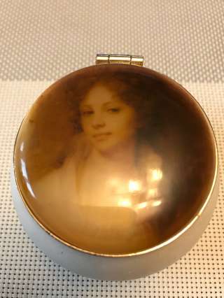 Шкатулка "Лопухина" из натурального камня Селенит