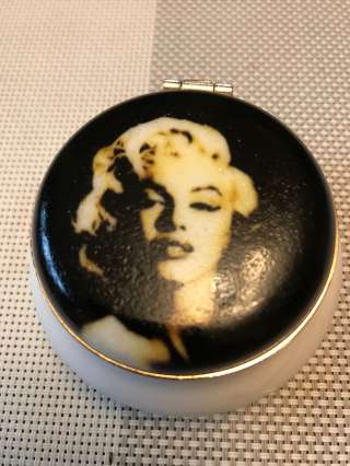 Шкатулка "Мэрилин Монро" из натурального камня Селенит