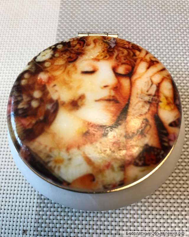 Шкатулка "Девушка" из натурального камня Селенит