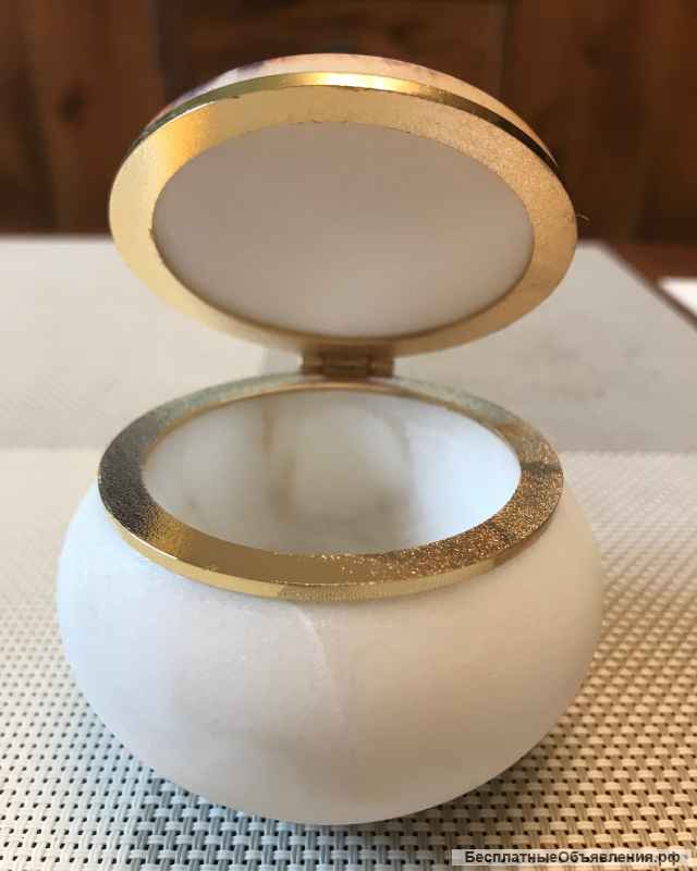 Шкатулка "Девушка" из натурального камня Селенит