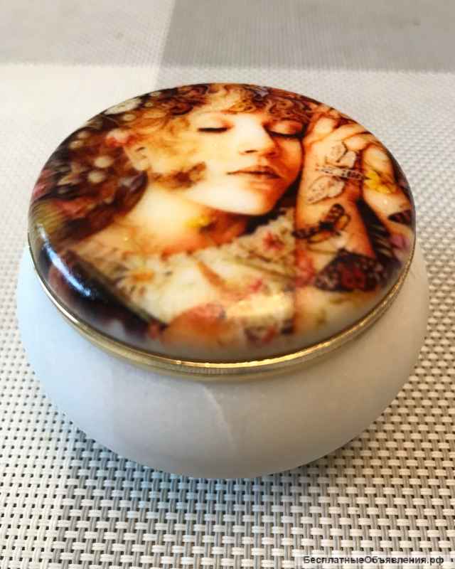 Шкатулка "Девушка" из натурального камня Селенит