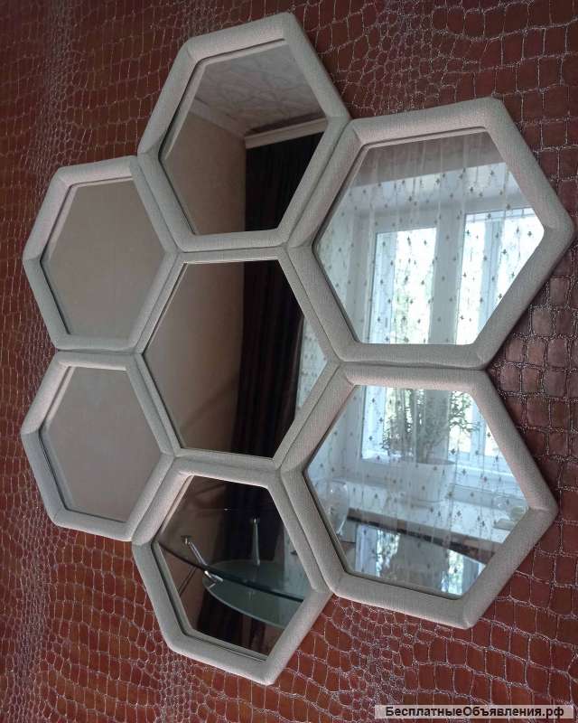 Зеркало в кожаной раме