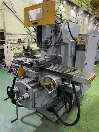 Вертикальный фрезерный винторезный станок 6т12-1