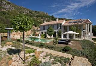 Впечатляющий загородный дом с панорамным видом на море и горы в Гаусине