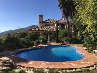 Сказочное загородное поместье на вершине холма с великолепным панорамным видом на море и горы