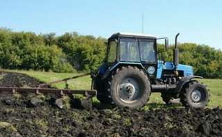 Вспашка земли плугом и дисковой бороной, фрезеровка почвы трактором МТЗ