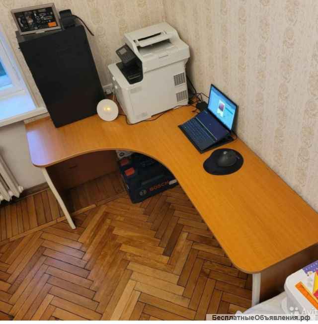 Угловой компьютерный стол