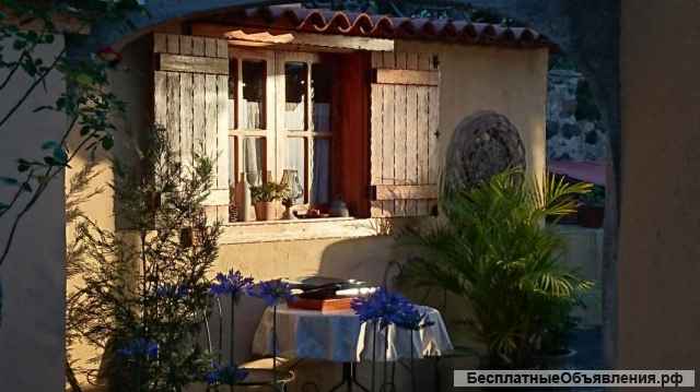 Большой участок с четырьмя домами на участке