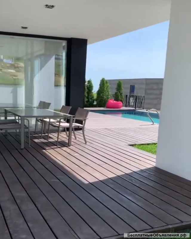 Коттедж с видом на море и бассейном