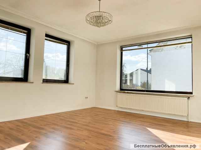 Oчень светлый и хорошо разделенный дом с холлом и пастбищем