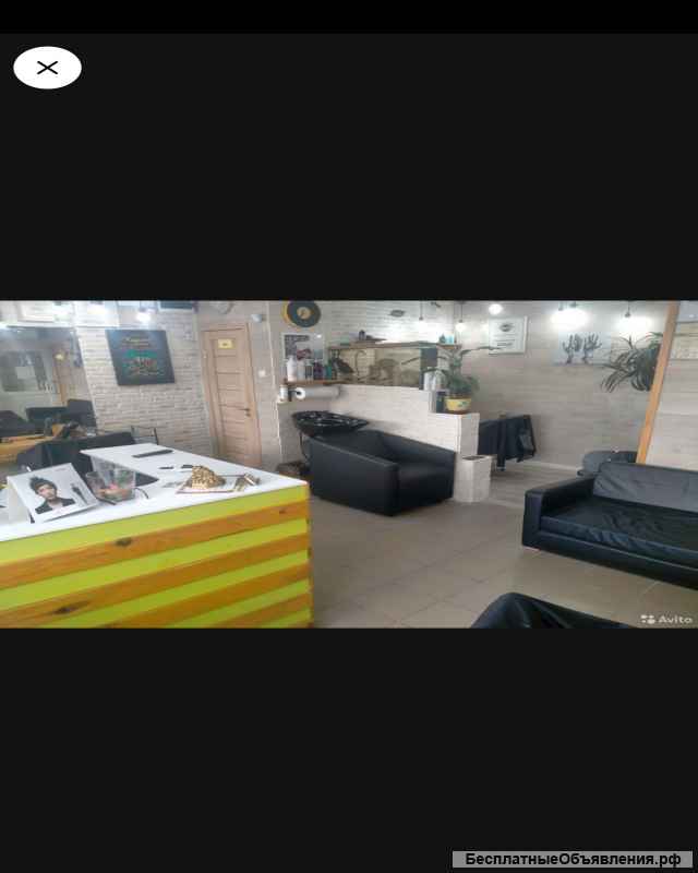 В салон-парикмахерскую