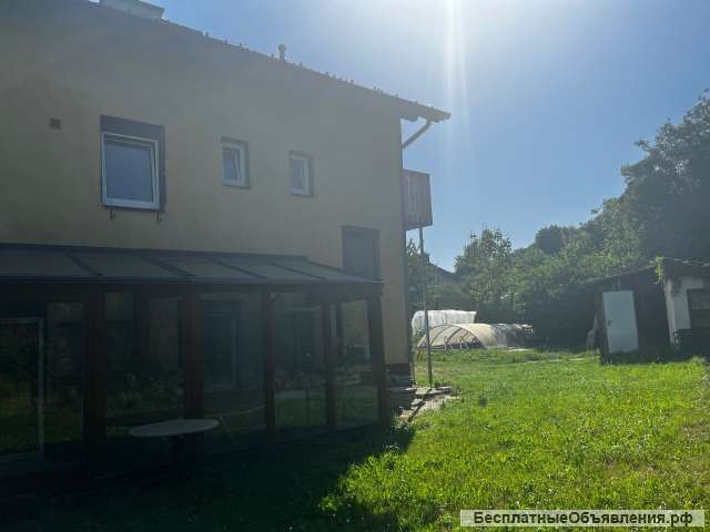 Дом на две семьи с красивым садом