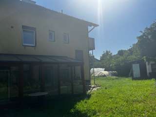 Дом на две семьи с красивым садом