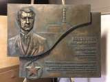 Мемориальные доски из бронзы и пластика производятся в студии «ОМИ»