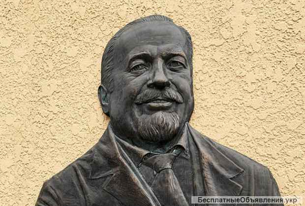 Мемориальные доски из бронзы и пластика производятся в студии «ОМИ»