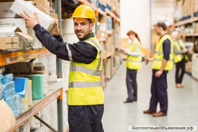 Рабочий зала в ТК "Леруа Мерлен"