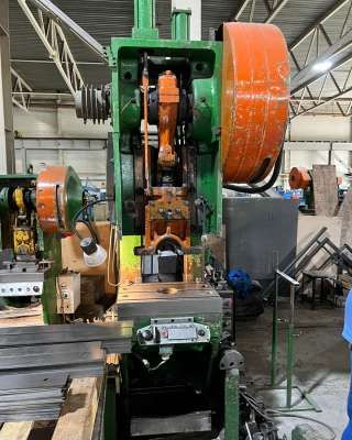 Пресс однокривошипный простого действия открытый наклоняемый КД2326К