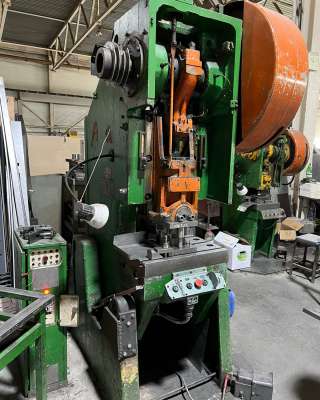 Пресс однокривошипный простого действия открытый наклоняемый КД2326Е