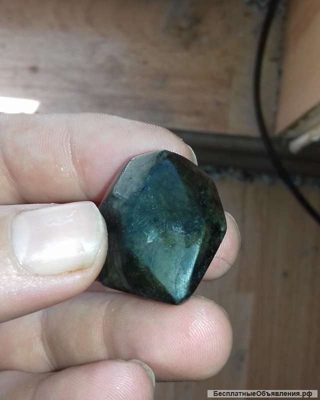 Зелёный карандаш не обработаник с гранями