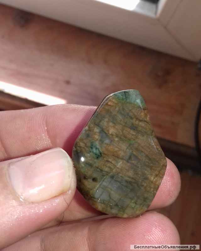 Зелёный карандаш не обработаник с гранями