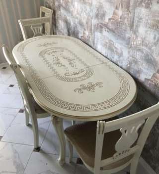 Обеденный стол со стульями