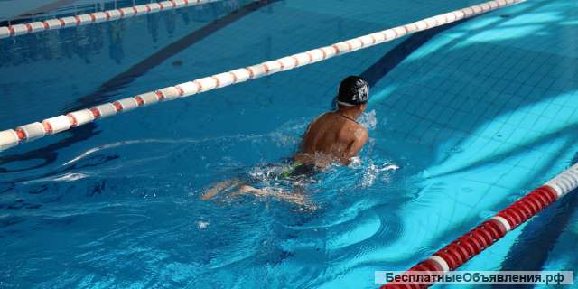 Тренер по плаванию набирает детей