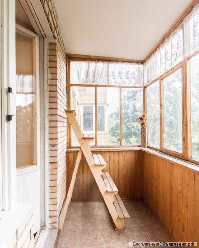 Трехкомнатная квартира с мебелью и техникой, дом кирпичный, ул. Маршала Конева, 16.