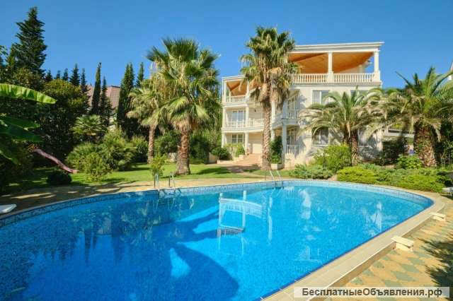 Дом у моря с бассейном