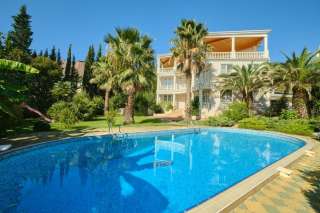 Дом у моря с бассейном