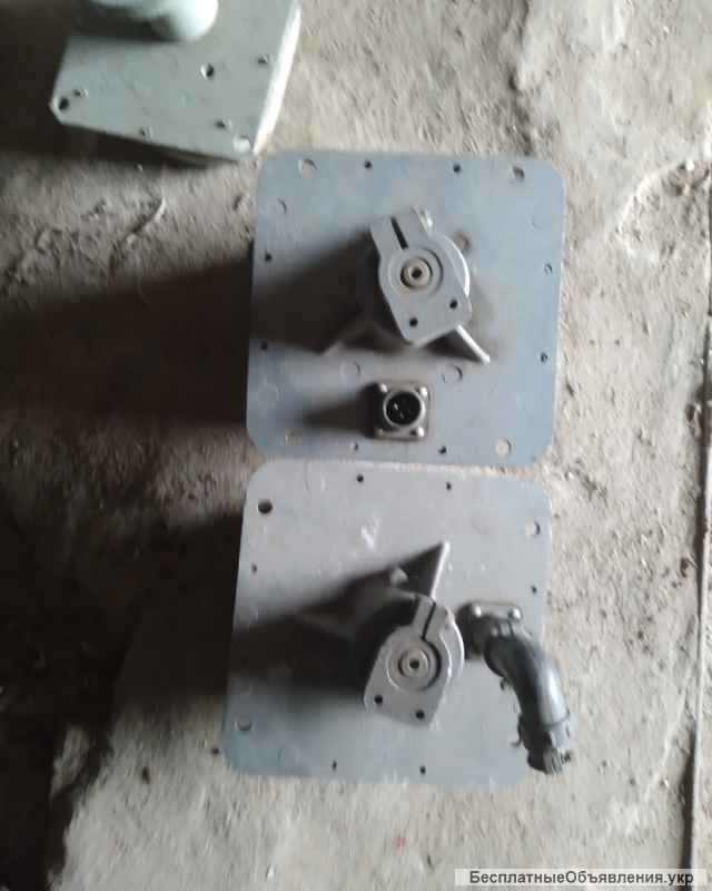 Выключатели путевые, без маркировки. -7шт.