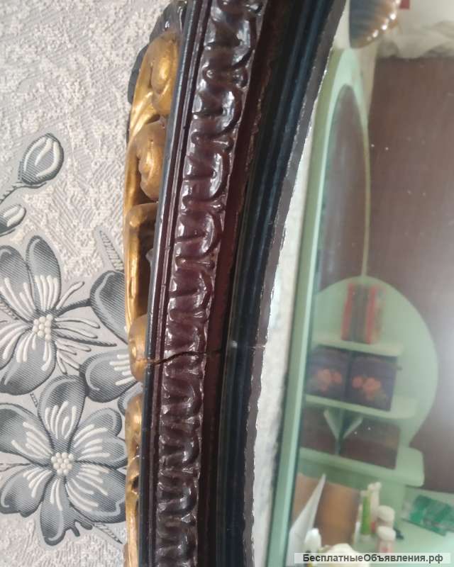 Б/у зеркало в оправе (пластик) размер овала 70 на 30 см