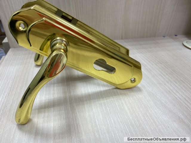 Дверные ручки на планке