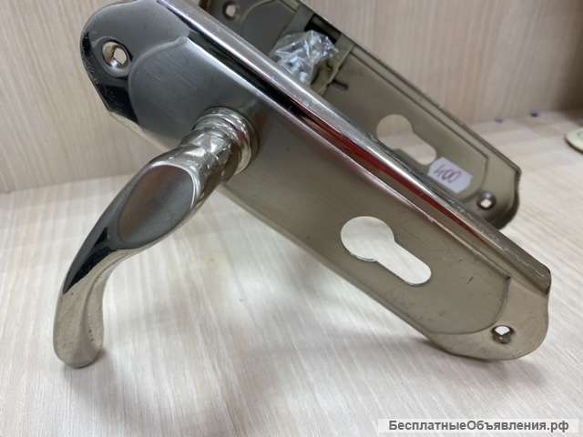 Дверные ручки на планке