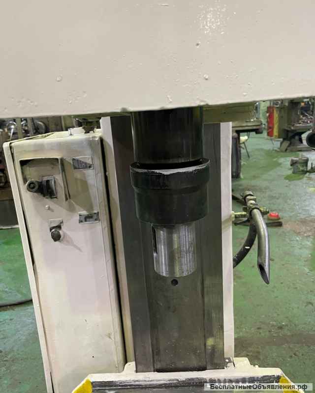 Вертикальный сверлильный станок 2С132-2