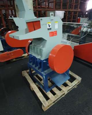 Дробилка широкого перечня твердых полимерных отходов с толщиной до 20 мм модель SWP - 720