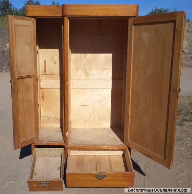 Старый шкаф для одежды