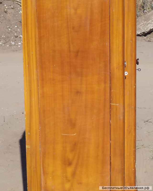 Старый шкаф для одежды