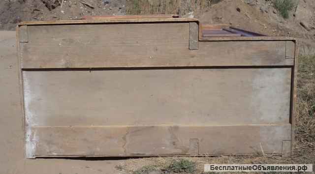 Старый шкаф для одежды