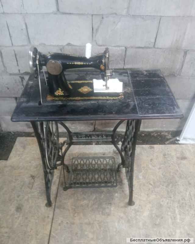 Швейная машина бу СССР Отличное состояние. Есть другая похожая швейная машина на станине. Есть нас